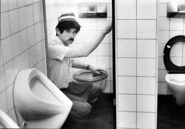 empsan's tweet image. “Bir inşaat firmasında işe başlıyorum. Bana buyrulan ilk iş, öteki işçilerden farkımı ortaya koyuyor. Öyle ya yerimin neresi olduğunu başından bilmeliyim! Tuvaletler temizlenecekmiş! Görevim işçilerin kullandığı en az 1 haftadır tıkalı olan tuvaletleri temizlemek…

Dizlerime