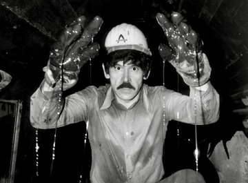 empsan's tweet image. “Bir inşaat firmasında işe başlıyorum. Bana buyrulan ilk iş, öteki işçilerden farkımı ortaya koyuyor. Öyle ya yerimin neresi olduğunu başından bilmeliyim! Tuvaletler temizlenecekmiş! Görevim işçilerin kullandığı en az 1 haftadır tıkalı olan tuvaletleri temizlemek…

Dizlerime