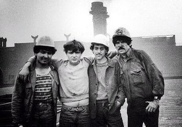 empsan's tweet image. “Bir inşaat firmasında işe başlıyorum. Bana buyrulan ilk iş, öteki işçilerden farkımı ortaya koyuyor. Öyle ya yerimin neresi olduğunu başından bilmeliyim! Tuvaletler temizlenecekmiş! Görevim işçilerin kullandığı en az 1 haftadır tıkalı olan tuvaletleri temizlemek…

Dizlerime