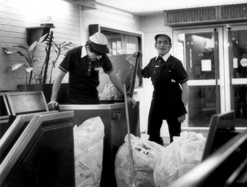 empsan's tweet image. “Bir inşaat firmasında işe başlıyorum. Bana buyrulan ilk iş, öteki işçilerden farkımı ortaya koyuyor. Öyle ya yerimin neresi olduğunu başından bilmeliyim! Tuvaletler temizlenecekmiş! Görevim işçilerin kullandığı en az 1 haftadır tıkalı olan tuvaletleri temizlemek…

Dizlerime