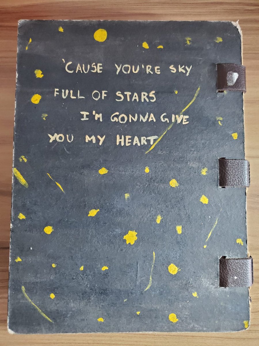 blue_moonfs's tweet photo. • Caderno de Lua, com a parte de trás sendo uma parte da música Sky Full of Stars do Coldplay https://t.co/2itGVEBIVt