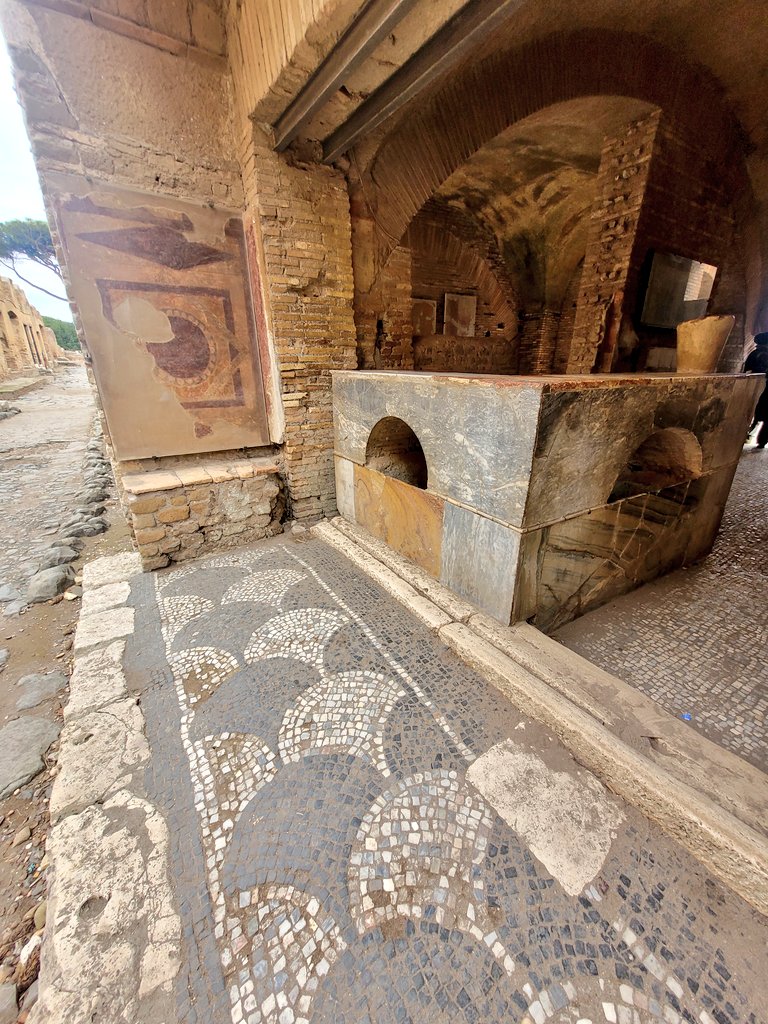 AlabasterMiss's tweet image. So struck by this beautiful #Roman cookshop at #OstiaAntica today. #Mosaics and #Frescoes still there.