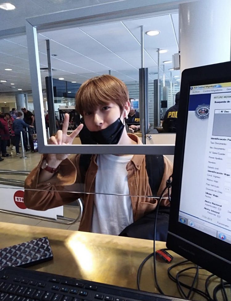 paintmeonce's tweet photo. renjun posing like✌️☺️ for airport security whilst being detained https://t.co/CI2ZyGLQXa