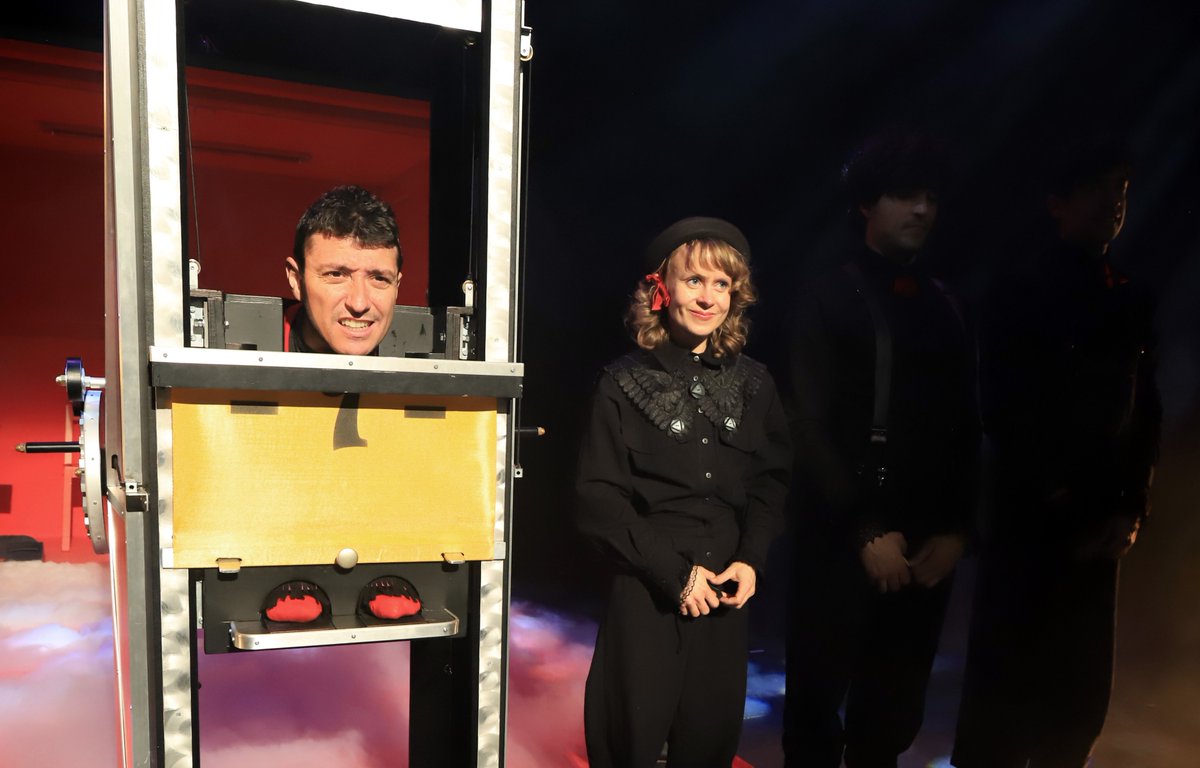 #Agenda_amás · LA MÁQUINA DE RUBE GOLDBERG, de <a href="/TeatreEscalante/">Escalante</a> + <a href="/nachodiago/">Nacho Diago</a> ➡️ HOY (17:00) en el <a href="/TeatroCervantes/">Teatro Cervantes</a> de Málaga
