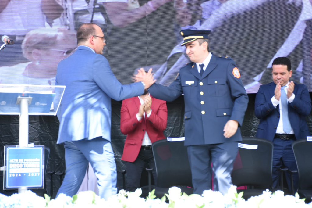 👏 Hoy con profunda alegría le entregó las banderas de mi amada ciudad <a href="/DiegoTItagui/">Diego Torres Itagüí</a>.

Solo quiero dar gracias a Dios, a mi familia y al gran equipo de trabajo que me acompañó durante estos 4 años para hacer de Itagüí una ciudad de oportunidades. 

#ItagüíCiudadDeOportunidades