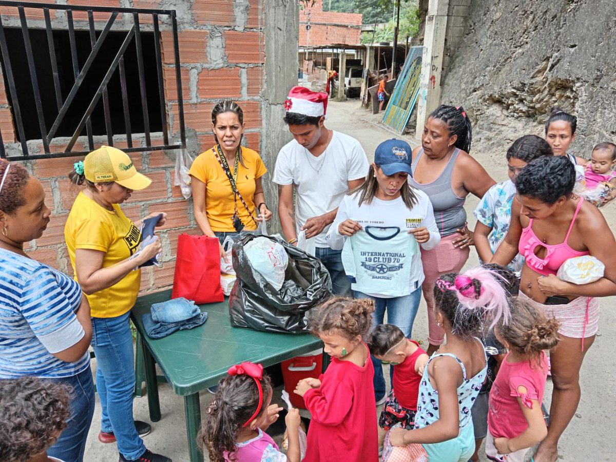 #Navidad es compartir con quien más nos necesita
Este #29Dic visitamos el sector Estrella 1, en #Guarenas y compartimos con los niños y niñas, gracias a nuestra Diputada y Sec Nac #DDHH <a href="/YajairaForero/">Yajaira De Forero</a>
Disfrutaron de cotillones, refrigerios, ropa, pintacaritas y juegos recreativos