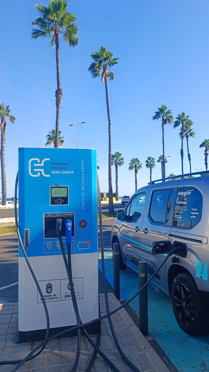 Con esta foto (hoy,Las Palmas de Gran Canaria) despedimos 2023 y + de 5 años de gestión y mantenimiento de la multipremiada Red Movilidad Eléctrica Gran Canaria de la mano de <a href="/etecnic/">Etecnic</a>.Nos ha llevado mucho trabajo apasionado y mucho más aprendizaje.¡A por nuevos proyectos en 2024!