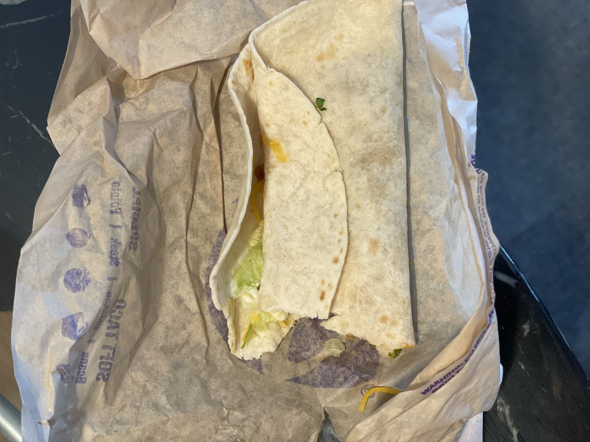 jakkimoo's tweet photo. So this is what @tacobell  in Ashland, KY is putting out of their drive thru window. Conveniently, their line is busy and I can’t reach them , and no one is answering the 800 number, soooo…#tellthebell an employee has the first bite! https://t.co/yjCcAwXFom