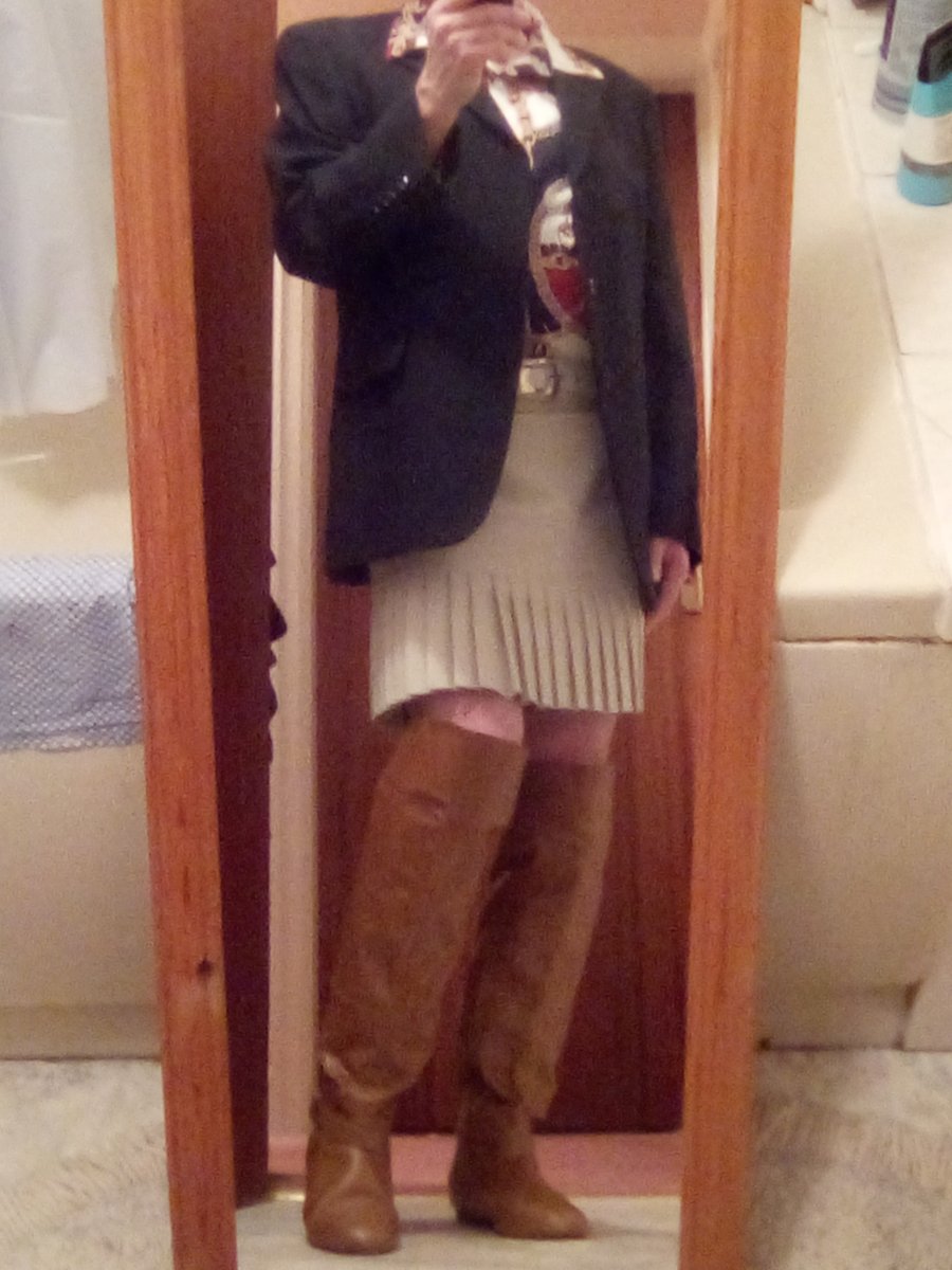 RachelCD66's tweet photo. Friday Night Fashionista Fashion Show !!

Last one for this year ! , so glad you have enjoyed them !
Winter, Chic, Classy look, I threw together, but I think it works.
Brown Over the knee Boots, Cream Pleated Hem PU Mini Skirt, Satin Chain Print Blouse &amp; Black Suit Jacket.
😘💋💋 https://t.co/tNzWMPGygc