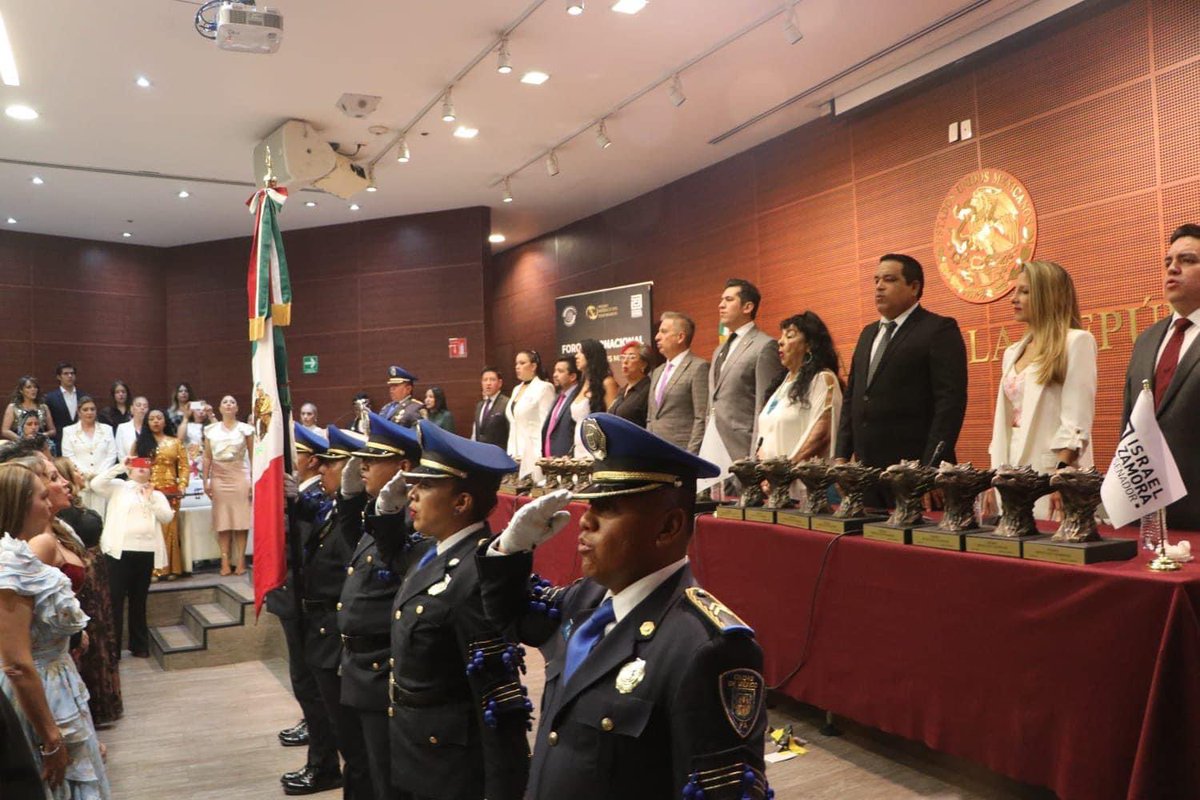 charliedelvalle's tweet photo. En el Consejo Nacional de Líderes Empresarios de México, esta temporada festiva queremos desearte una Navidad llena de alegría. Gracias por ser parte de nuestra familia como miembro. ¡Que tus días estén llenos de momentos inolvidables! Feliz Navidad 🎄🎅🏻 #CONALIDE 🇲🇽 @conalidemx https://t.co/LvswGysk6T