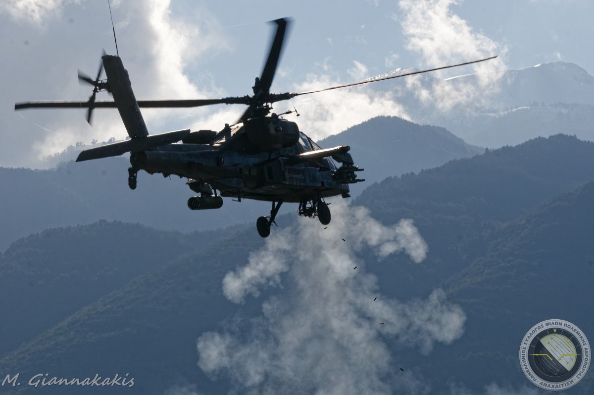 MyronGian's tweet photo. AH-64D Apache of 6/17 Air Cavalry Squadron firing its M230 chain gun.
Note the falling shell casings
.
#απατσι #ελικοπτερο #Αναχαίτιση #ΙΠΒΑΛ #Λιτόχωρο #ah64 #Apache #tfkronos #4cab #617cav #aircav #aircavalry @usarmy #M230 #chaingun #shellcasings #livefireexercise #litochoro https://t.co/lvwKHecJIW