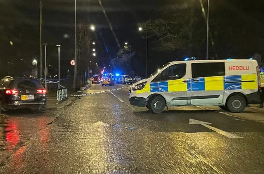 Main Cardiff road closed with emergency services at scene tinyurl.com/myfzrxxd