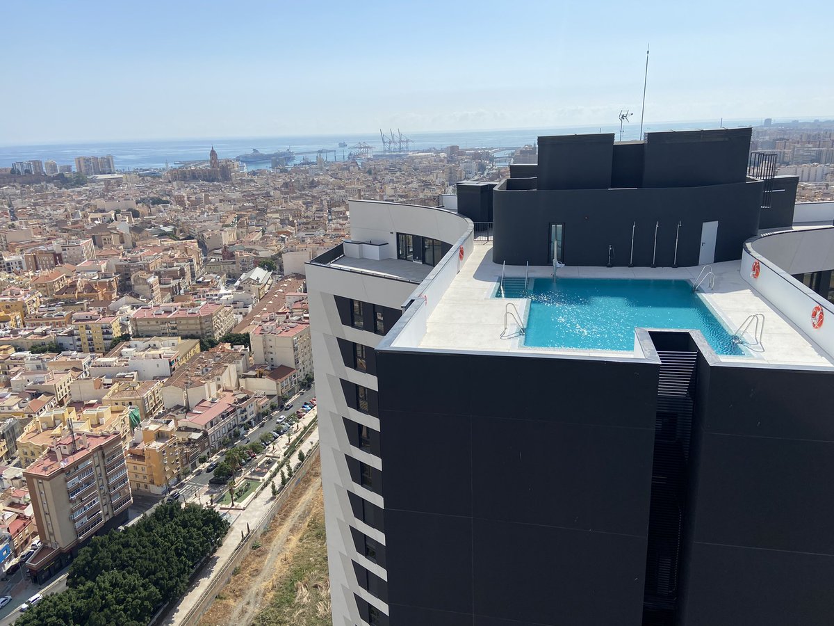 aigomez's tweet photo. Ya se termina el año y no quiero dejar de compartir con vosotros estas maravillosas vistas nocturnas de una preciosa e iluminada @malaga desde el solárium de la Torre Sur de #UrbanSky. 

Welcome&amp;Happy 2024!! 

#AQAcentor #inmobiliario #TorresdeMartiricos #DosTorres #rascacielos https://t.co/XMceOUKxhK