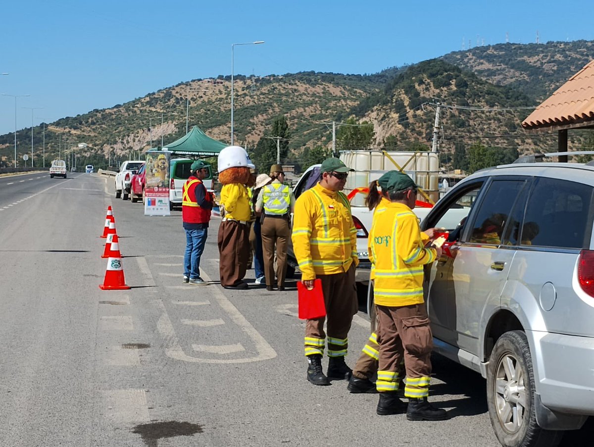 conaf_ohiggins's tweet photo. CONAF O’Higgins entregando recomendaciones preventivas en las tres provincias, junto a autoridades regionales @Senapred @Carabdechile.
🔴Prevenir un incendio forestal es más fácil que combatirlo.
#CONAFOHIGGINS https://t.co/JuZFxkfFhz