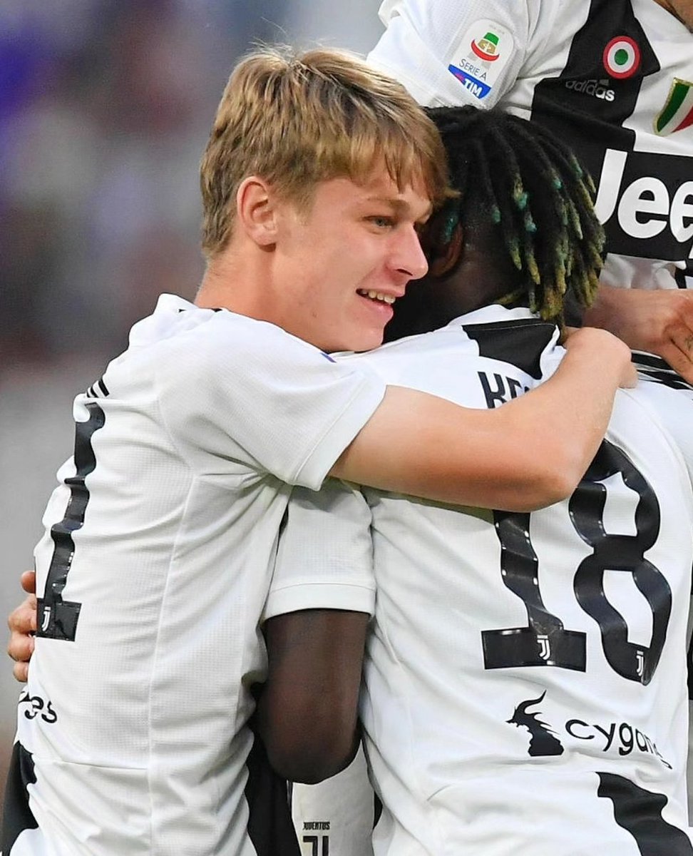 La_Bianconera's tweet image. "#Nicolussi è un po' il mio gemello, mi conosce più di tutti. Mi dice di non dire cavolate ancora prima che io le dica, mi conosce bene. È un ragazzo molto aperto, anche se ascolta la musica peggiore". [Moise #Kean]
Però Moise, se Guccini e Mozart sono "la musica peggiore"... 😄