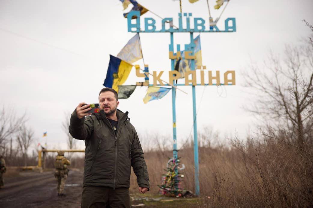 KyivPost's tweet photo. Volodymyr #Zelensky. #Avdiivka. Just 1-2 km away from frontline. https://t.co/IEBRyRi8LU
