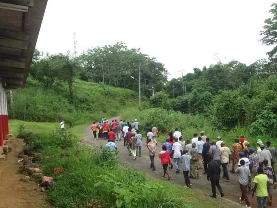 Africainlibr's tweet photo. #Gabon
Les populations de #Moabi et de #Douigni ont fait une marche, car toutes les routes sont coupées, pas d'électricité… https://t.co/CmbHLhlgdx