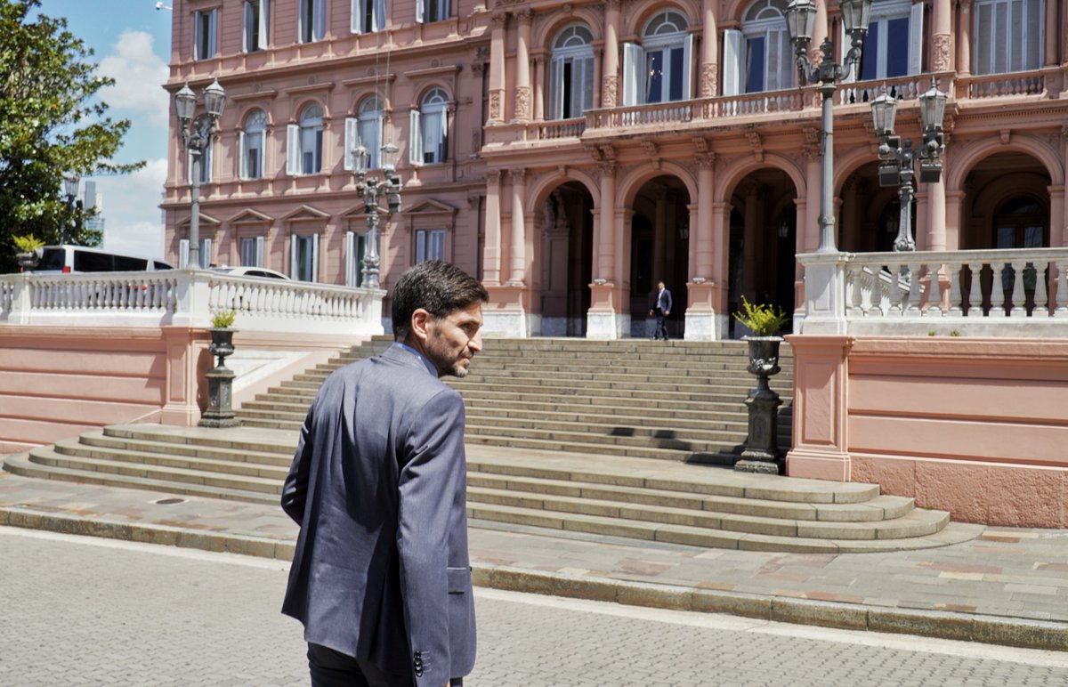 Reunido en #CasaRosada con el ministro del Interior, <a href="/GAFrancosOk/">Guillermo Francos</a>. Biocombustible y producción santafesina son ejes de nuestra agenda luego de conocerse las nuevas medidas del #GobiernoNacional que afectan directamente a nuestra provincia.

Me acompañan el ministro de Desarrollo