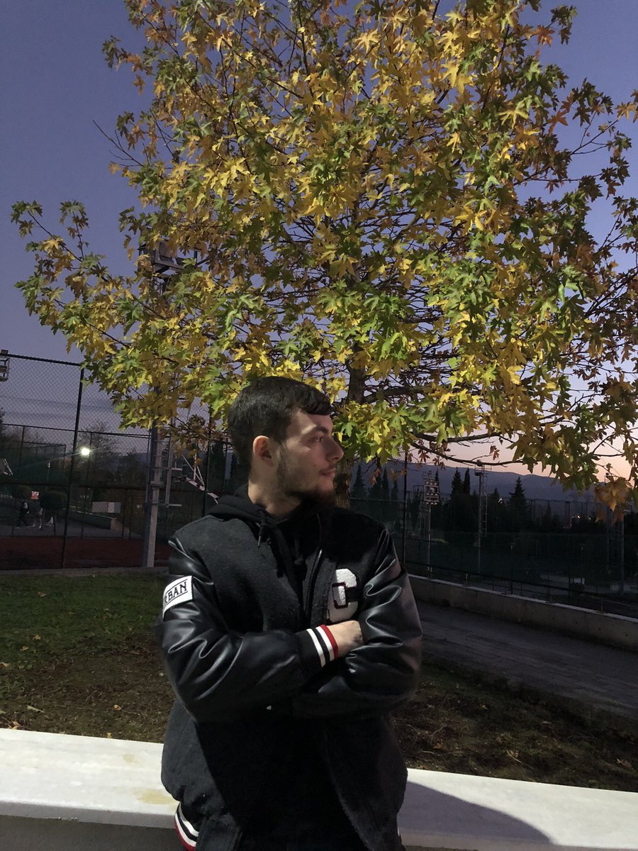 Özledim diye mesaj atmam, ama seni hatırlatan Şarkıyı Sabaha Kadar Dinlerim…