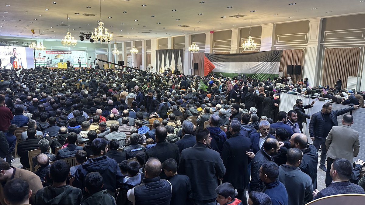 FurkanDerGAntep's tweet photo. Yahudiler kendilerini üstün ırk olarak görmektedirler. Ancak Allah toplumların ırkına, rengine ve diline bakmaz. Allah katında değer ölçüsü, takvadır. Kim Allah'tan daha çok korkuyor, sakınıyor, ibadet ediyorsa o, diğerlerinden üstündür.

#AntepHocasıylaBuluşuyor
#FurkanKonferansları
AlparslanHoca Gaziantepte
