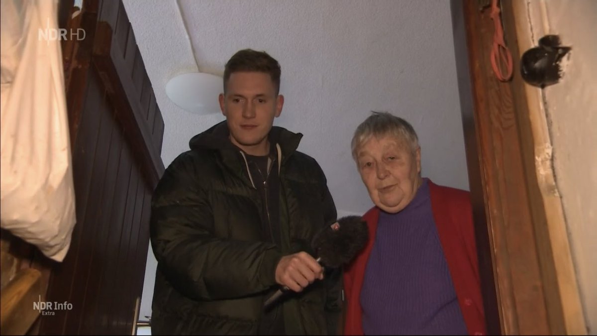 „Oma, wie sieht’s aus mit dem Hochwasser?“ NDR Reporter <a href="/mircosee/">Mirco Seekamp</a> aus seinem Heimatdorf, das eingeschlossen ist ndr.de/fernsehen/send…