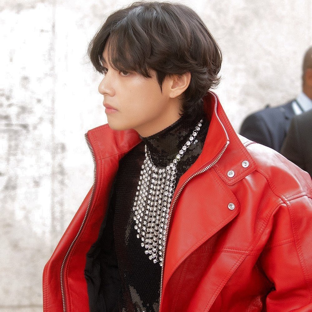 Simran30299683's tweet photo. Happy V day to y'all 
The man who never fails to make us smile hope he stays happy &amp; healthy forever 💜🥺
We miss u #TAETAE https://t.co/fXHsyBCPpv