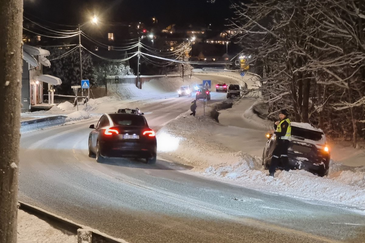 KristofferFoto's tweet photo. @oslopolitiops "#Asker #Røyken Røykenveien. Bil som har kjørt av veien i en sving. Ingen personskade, men skaper trafikale problemer. Skal være i område Bondistranda." https://t.co/Yxq3aFZb2x