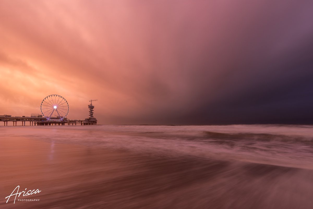 Ariscaa's tweet photo. Vanmiddag op het strand van Scheveningen 🌅🌧️
#scheveningen #zonsondergang #depier #photography @helgavanleur @EdAldus @weerenradar_nl @Weerplaza @Talpaweer https://t.co/E8YGaZb8gY