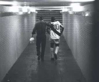 VascodaGama's tweet photo. Há um ano o mundo se despedia de Pelé e o Vasco se despedia deste que sempre declarou sua torcida pelo clube. 

Nossa eterna saudade do Rei 👑🖤

#VascoDaGama https://t.co/iScw8eGEaE
