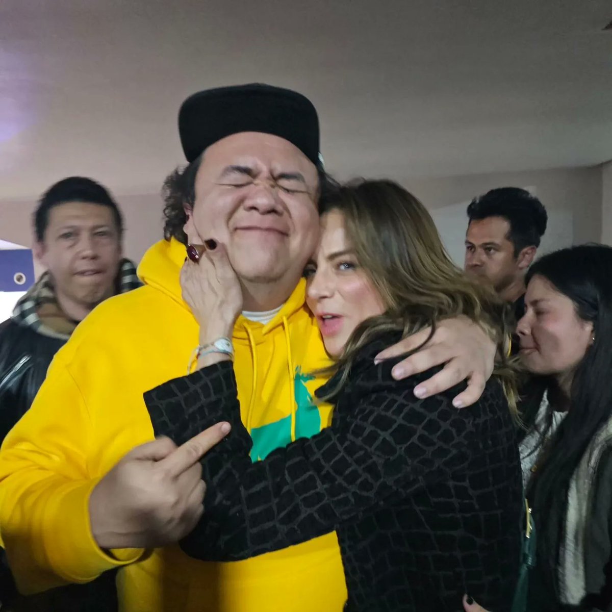 CMSNOficial's tweet photo. La Silvia Navarro y su servidor anunciándoles que ya está en cines FAMILIA NACIONAL del chido de Marcelo Tobar!!
#FamiliaNacional
Reposted from #tiorober
El comandante supremo #Felix y la adorable #TíaKippy familia es familia jajajaja https://t.co/HbHksjcBYR