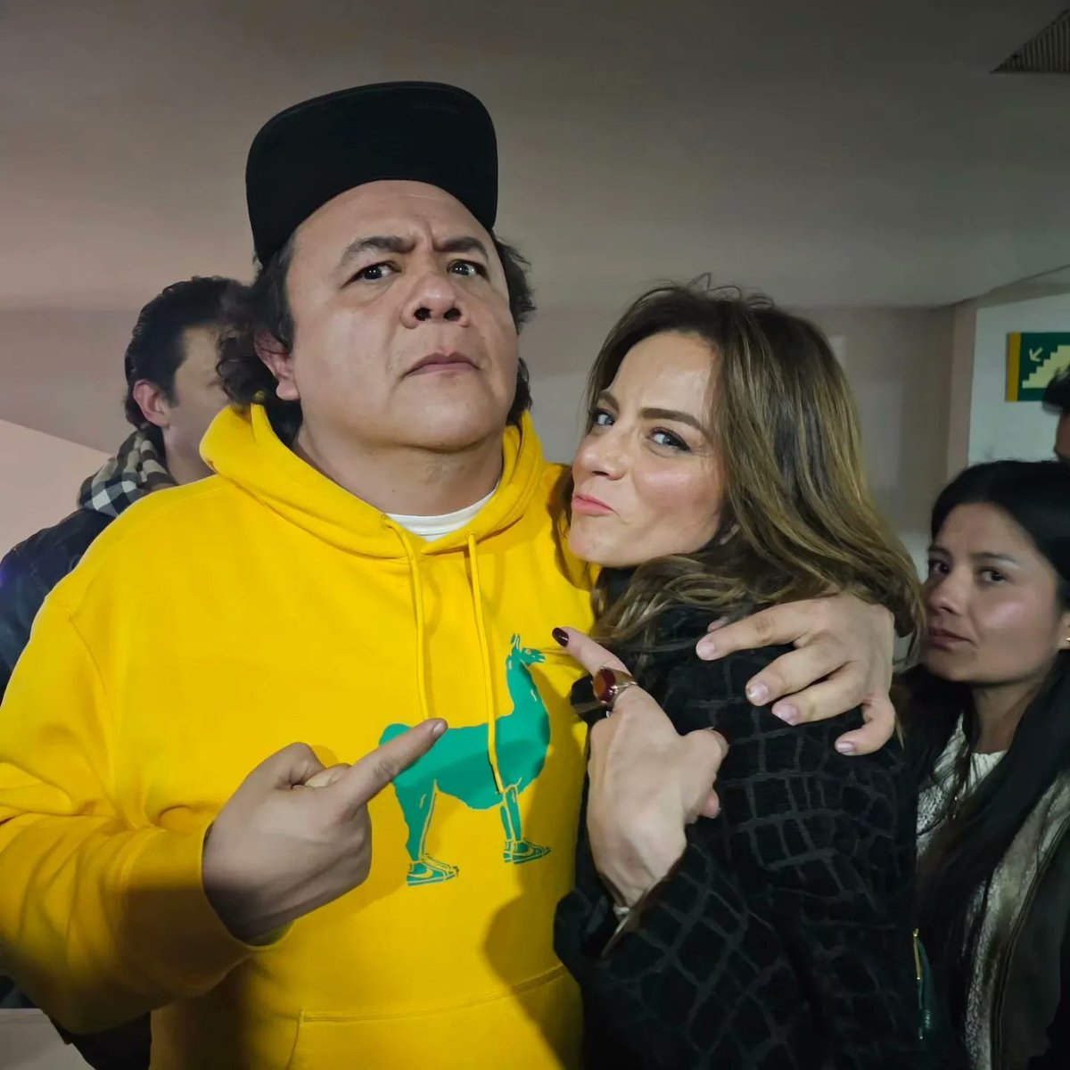 CMSNOficial's tweet photo. La Silvia Navarro y su servidor anunciándoles que ya está en cines FAMILIA NACIONAL del chido de Marcelo Tobar!!
#FamiliaNacional
Reposted from #tiorober
El comandante supremo #Felix y la adorable #TíaKippy familia es familia jajajaja https://t.co/HbHksjcBYR