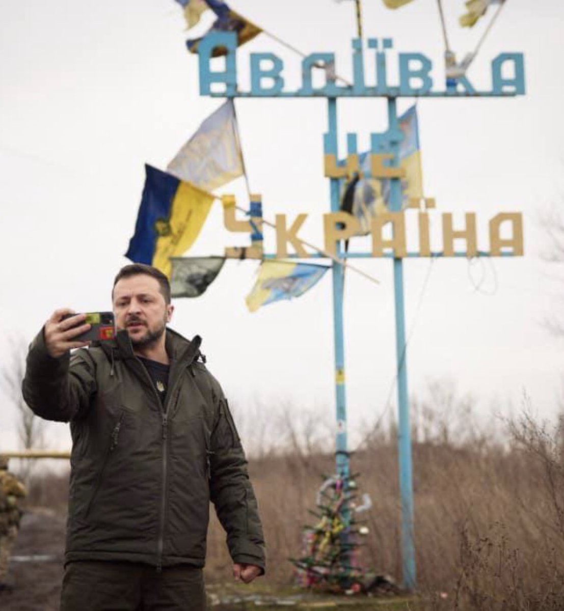 PICTURE OF THE DAY Zelensky taking a selfie during his visit to the semi-encircled city of Avdiivka. At the time the picture was taken, he was around 1.5 kn away from the Russian Army. Nerves of steel on this guy…