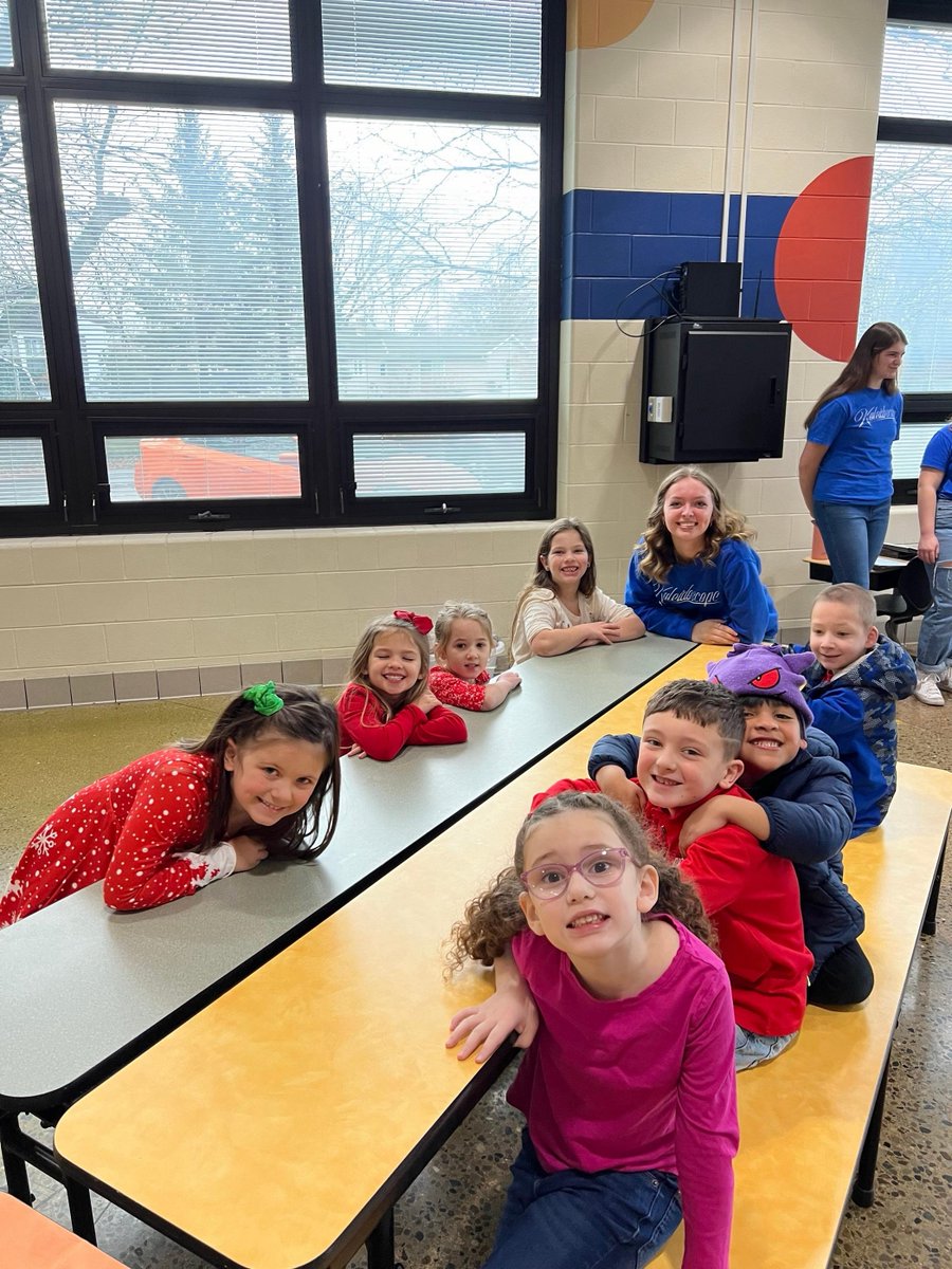 Miss Szawranskyj’s class enjoyed the CHS Kaleidoscope performance the week before break, listening to some holiday classics and even joining in on some of the singing of the classic songs! 🎵🎤🎄🎅🏼😁