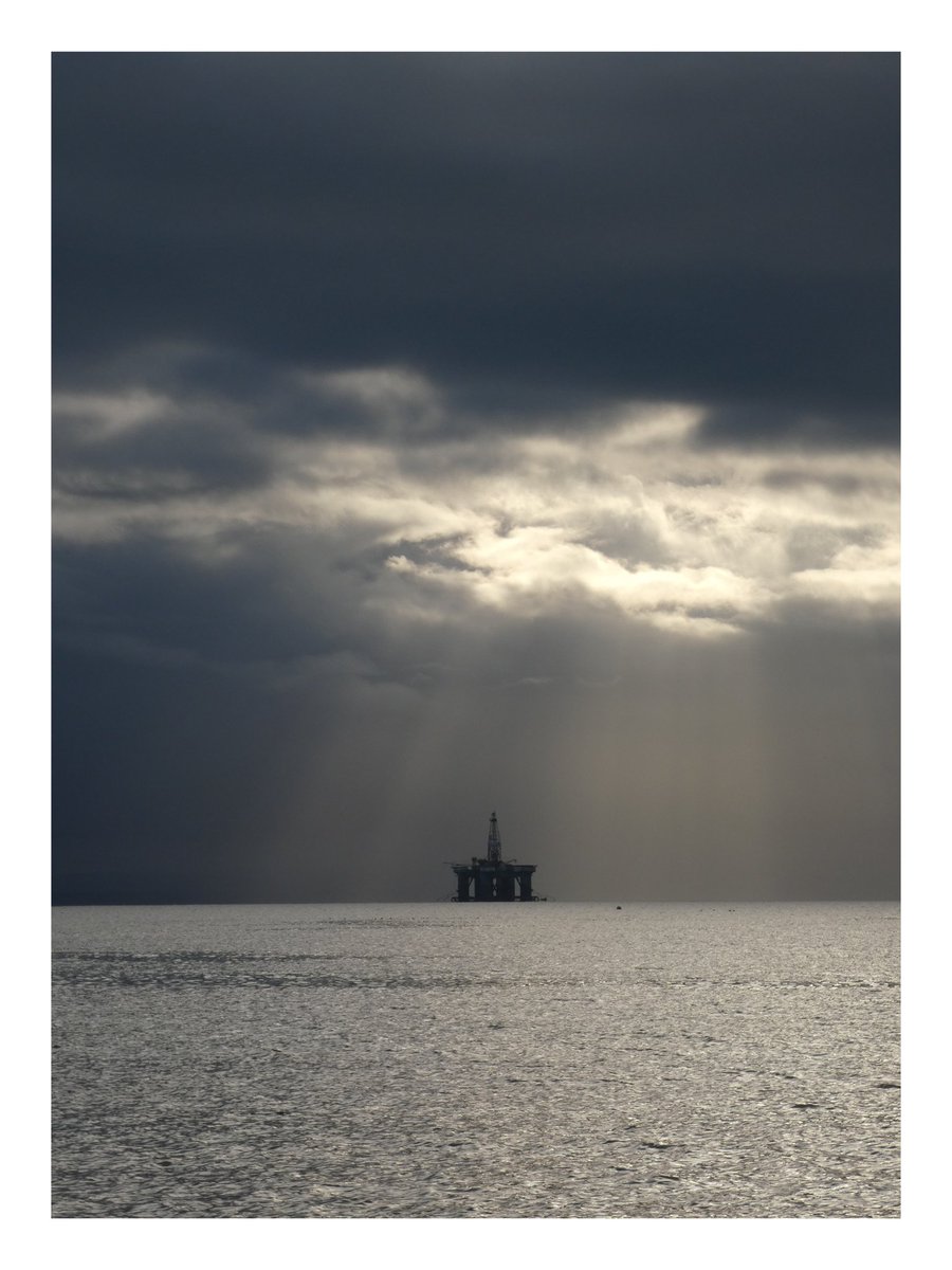 shamblesklutz's tweet photo. Rigs, rays, gulls and buoys on the Forth today.
#firthofforth #largobay #lowerlargo #Fife https://t.co/tnav499gfZ