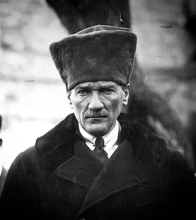 oguzzatsiz's tweet photo. Sabaha karşı 04.00’te Sabiha Gökçen havaalanına inecek futbolcularımızı onlara yakışır bir şekilde karşılamak zorundayız. Birilerinin uykusu bölünsün… https://t.co/8L5lmTfkVL