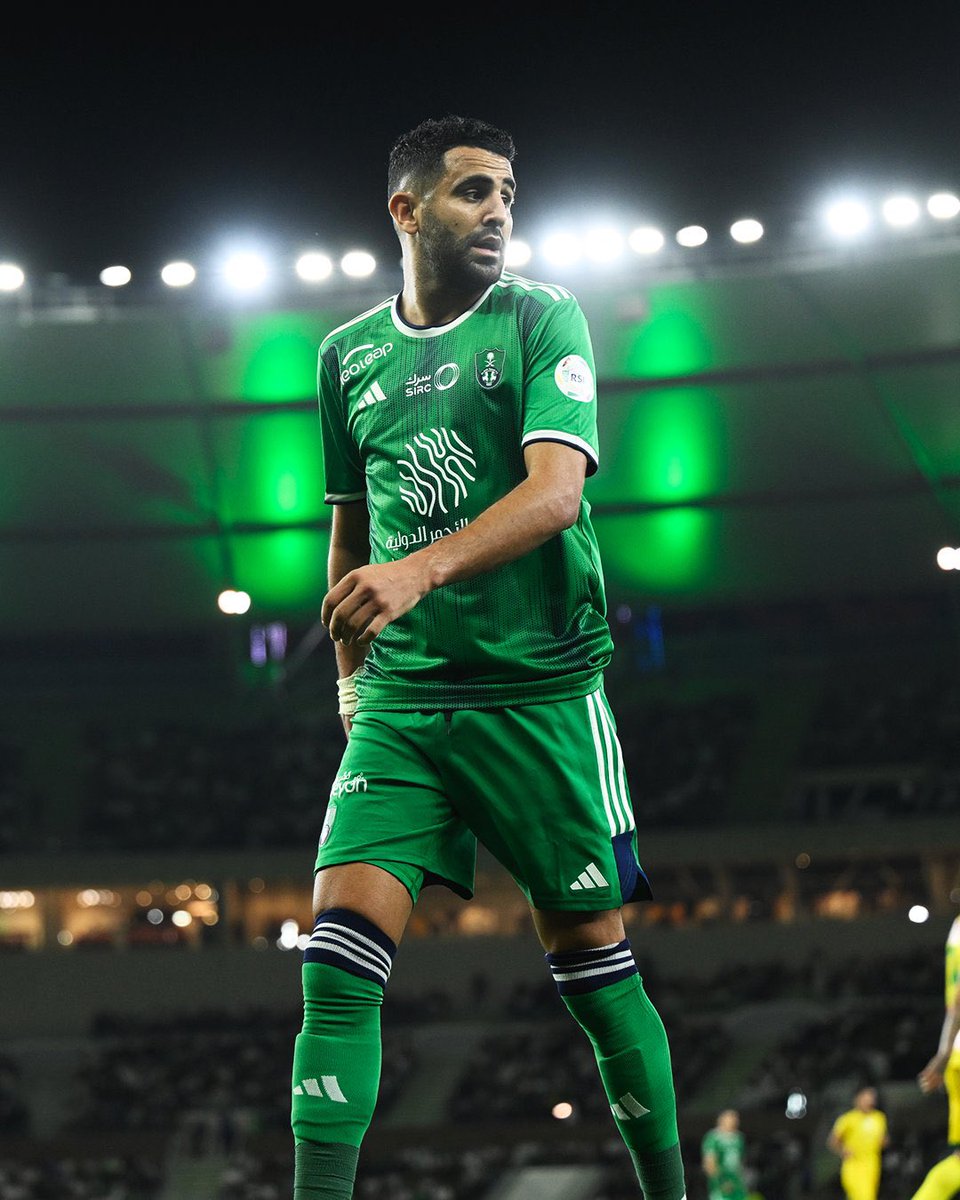 حبايب اذا تكرمتم لقطة مراوغة فخر العرب محرز💚🤍