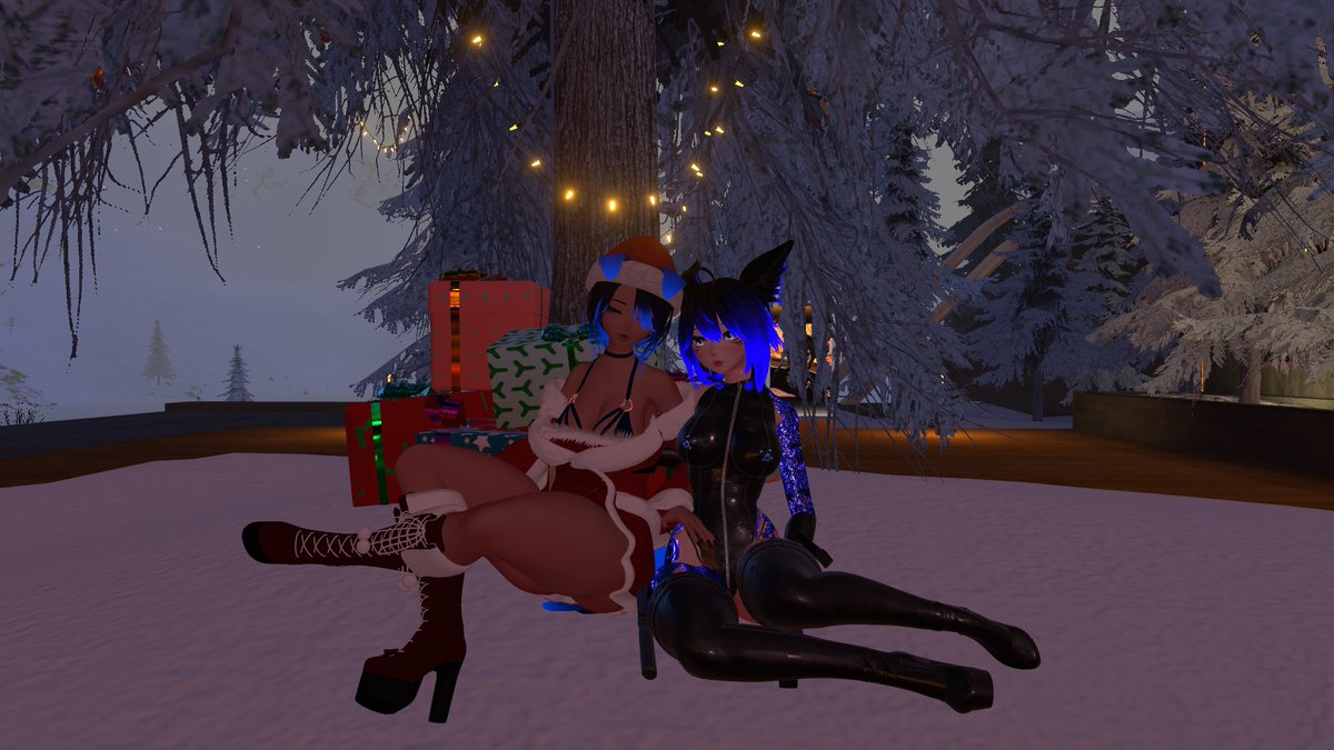 Sakerr1NSFW's tweet photo. Who do you want under the tree? Me or @ColdSodaNotBier https://t.co/TvEtsHWECU
