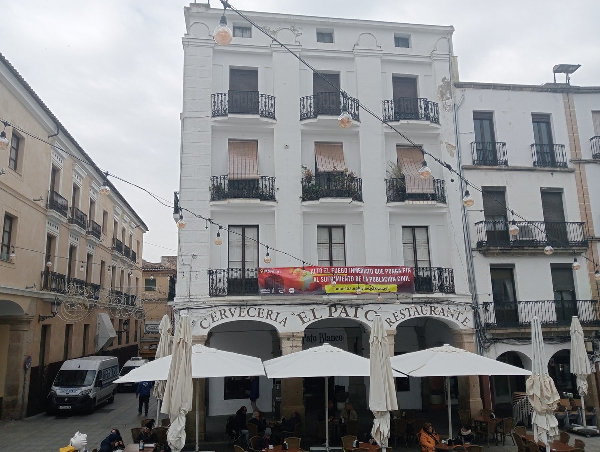 amnistiacaceres's tweet photo. En estas fechas cacereños y turistas se concentran en la #PlazaMayor de #Cáceres. Queremos que todos ellos firmen nuestra ciberacción para exigir #AltoElFuegoYa en #Gaza
Gracias a #Sonrisasenacción y #RefugiadosCC y a la #DiócesisCC por el apoyo.
@amnistiaespana @ExtremaduraAI https://t.co/vOcd6cLyuF