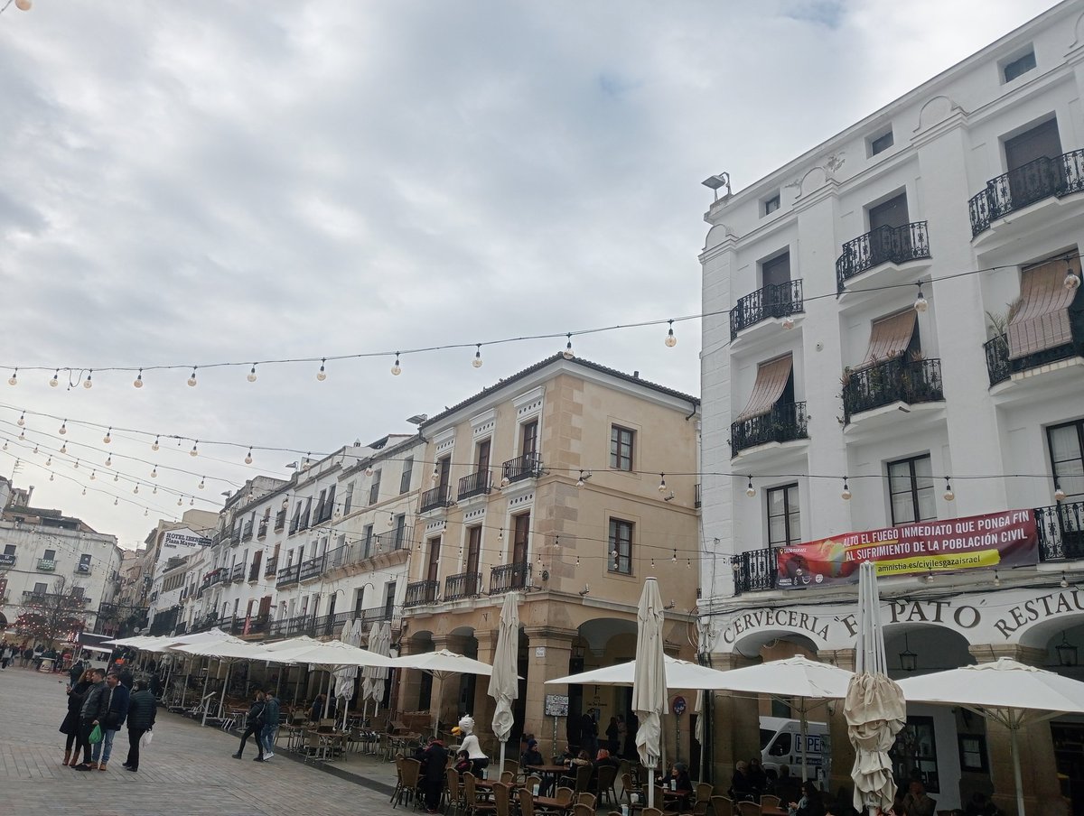 amnistiacaceres's tweet photo. En estas fechas cacereños y turistas se concentran en la #PlazaMayor de #Cáceres. Queremos que todos ellos firmen nuestra ciberacción para exigir #AltoElFuegoYa en #Gaza
Gracias a #Sonrisasenacción y #RefugiadosCC y a la #DiócesisCC por el apoyo.
@amnistiaespana @ExtremaduraAI https://t.co/vOcd6cLyuF