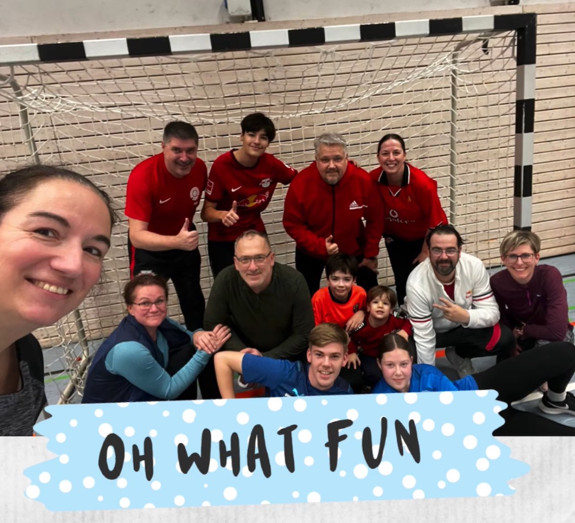 Zwischen Weihnachten und Silvester….? Ja, genau. Traditionen - so wichtig 😉. 

Gänsebraten Abtrainieren fetzt. Fußball, Badminton, Tischtennis, Basketball ,… 😅 🙌  Yes! What a fun!