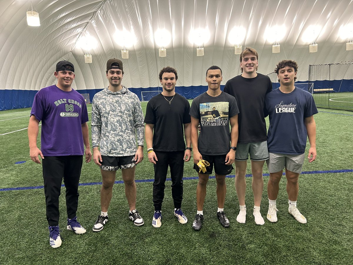 sacfootball1899's tweet image. Always great to get some of our @standrews1899 Old Boys at the next level out for a workout during the Christmas break!  Great workout today!
@TaboneDylan 
@liamtaylor2727
@westernuFB 
@nathan_falconi @Anthonylio7 @Queens_Football 
@KyleRichardMur1 @UofTBluesFB 
@gavinowenn…