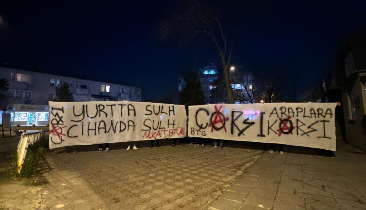 Bir grup Beşiktaş taraftarı, İstanbul’daki Suudi Arabistan Konsolosluğu’nun önünde pankart açtı. 'Yurtta Sulh, Cihanda Sulh' 'çArşı Araplara Karşı'