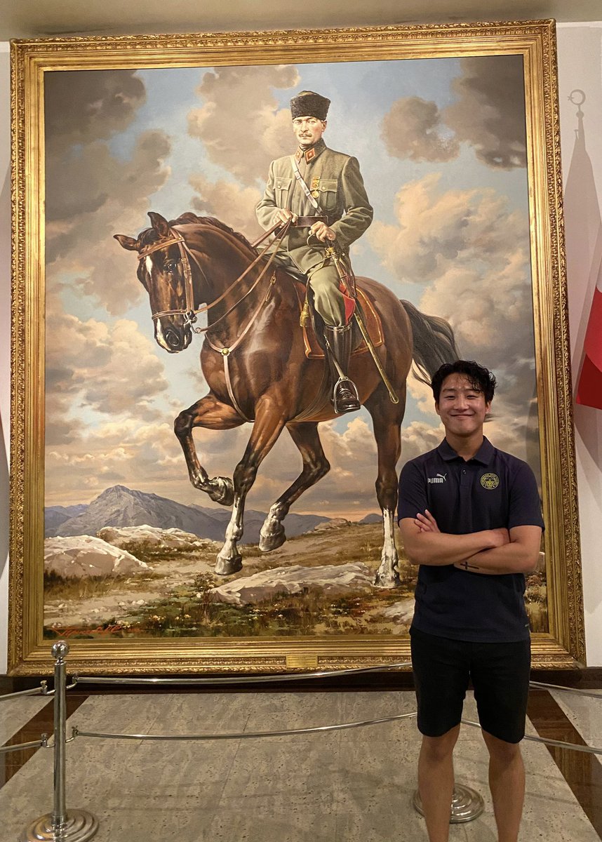 Keşke bugün nazik sözleri için herkese teşekkür edebilseydim. Ben sadece Fenerbahçe'yi ve Türkiye'yi seven Koreli-Kanadalı bir futbol gazetecisi ve tıp öğrencisiyim. İkinci evimin dilini ve kültürünü öğrenmek için çok çalışmaya devam edeceğim!