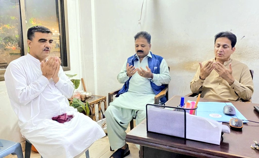 FayyazlasiA's tweet photo. #PPP ڈویژنل ڈپٹی سیکرٹری @ShakeelChPPP یوسی03 لیاری کےچیئرمین @InayatMarwatPPP نے #SMBBU کےپی آراو عبدالشکور بلوچ کی والدہ محترمہ اور ہزارہ کالونی میں جاوید یوسف کی والدہ اور واجدخان کےسسر کےانتقال پراظہار تعزیت وفاتحہ خوانی انکےہمراہ کونسلرماما اسلام اور فیضان بھی تھے https://t.co/QONqkqA95A