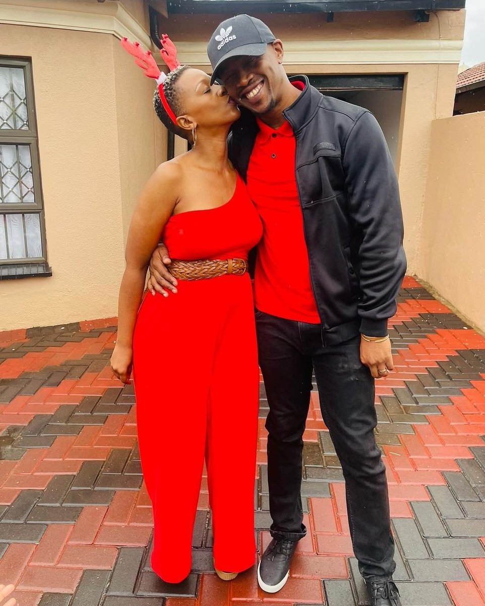 Musa_Khawula's tweet image. Salamina Mosese with her husband Howza who hasn't booked a job in a second.