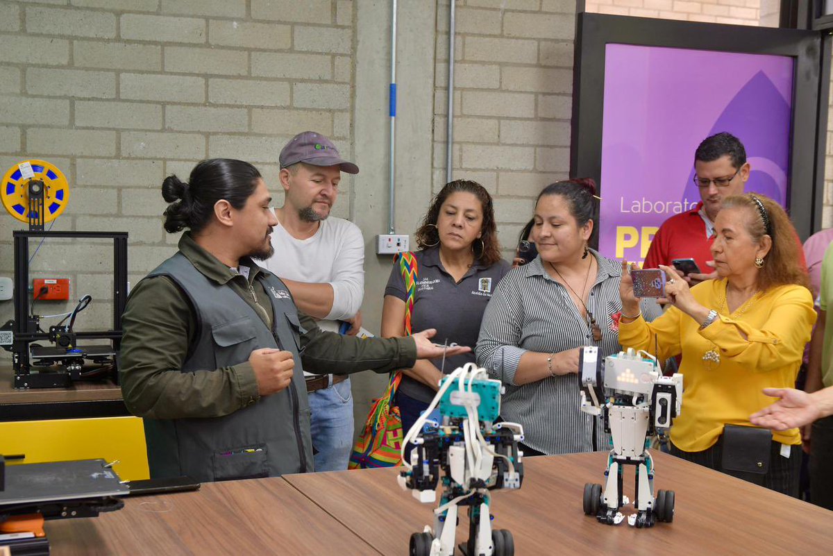 AlcaldiadeMed's tweet image. 🥳🎉 Así cerramos el año:

✅ 100.000 personas cuentan con tres nuevos Centros del #ValleDelSoftware.

👌Entregamos a la comunidad los CVS que estarán al servicio de los emprendedores de Guayabal, Santa Elena y San Sebastián de Palmitas.