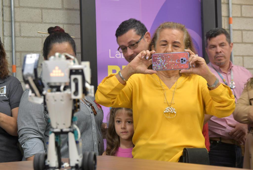 AlcaldiadeMed's tweet image. 🥳🎉 Así cerramos el año:

✅ 100.000 personas cuentan con tres nuevos Centros del #ValleDelSoftware.

👌Entregamos a la comunidad los CVS que estarán al servicio de los emprendedores de Guayabal, Santa Elena y San Sebastián de Palmitas.