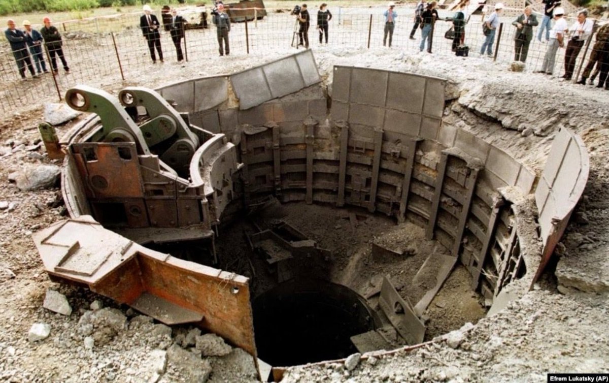 andrii_soloviov's tweet photo. Thanks, among others, to the efforts of US President Bill Clinton, Ukraine gave up all its nuclear charges, eliminated nuclear weapons carriers, dismantled Tu-160 and Tu-95MS strategic bombers and disposed of rocket fuel!
Now, we, the Ukrainians 🇺🇦 are paying for it with the lives of our defenders and civilians, Ukrainian kids and womens! 

Signing of the Budapest Memorandum: Nuclear disarmament of Ukraine. 

US President @BillClinton, Russian President Boris Yeltsin and Ukrainian President Leonid Kravchuk signed the agreement on nuclear disarmament of Ukraine.
On December 5, 1994, they were in Budapest signed security guarantees for Ukraine 🇺🇦, which went down in history under the name of the Budapest Memorandum. 

Throughout 1994, extremely tense negotiations regarding Ukraine's nuclear status continued. They ended on December 5 with the signing in Budapest of the Memorandum on security guarantees in connection with the accession to Treaty on the non-proliferation of nuclear weapons between the Russian Federation, Great Britain, the USA and Ukraine.

According to these agreements, a young state pledged to get rid of all nuclear weapons, and in return received assurances from the guarantor countries that they would not use nuclear weapons against it and would respect the sovereignty, territorial integrity and independence of Ukraine. 

The colossal nuclear arsenal of Ukraine 🇺🇦, inherited from the Soviet Union, included 176 intercontinental ballistic missiles, from 1,200 to 2,156 strategic warheads, and from 2,500 to 4,200 ammunition of tactical weapons, strategic bombers TU-95MS and TU-160. 

This nuclear power exceeded the nuclear arsenals of China 🇨🇳, Britain 🇬🇧 and France 🇫🇷 combined. 

So, where are you, the shitty guarantors of the security of my country? 

You do not introduce a NATO contingent to drive out the aggressor, you do not provide the required amount of weapons on time and in full, and you block financial assistance. 

You allow yourself to go on Christmas vacation and blocking the help to Ukraine! 

So, @BillClinton @Potus @GOP @SpeakerJohnson @RepMTG @RpsAgainstTrump @LindseyGrahamSC, get out of the comfort of your Christmas vacation and help my country! 

If you don't have the guts to strangle the 🇷🇺 bastard on your own, then give US, UKRAINIANS, the opportunity to do it. 

Fulfill your obligations! 

#BudapestMemorandum 
#UkraineSafetyGuarranties
#USAObligations