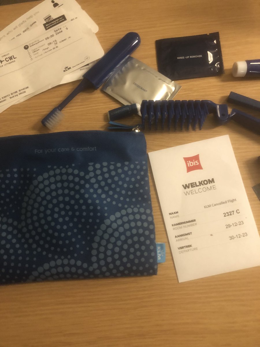 Dat kan ook weer van de bucketlist, vliegtuig 2 keer geraakt door de bliksem en teruggekeerd naar Amsterdam. Morgen een nieuwe poging.