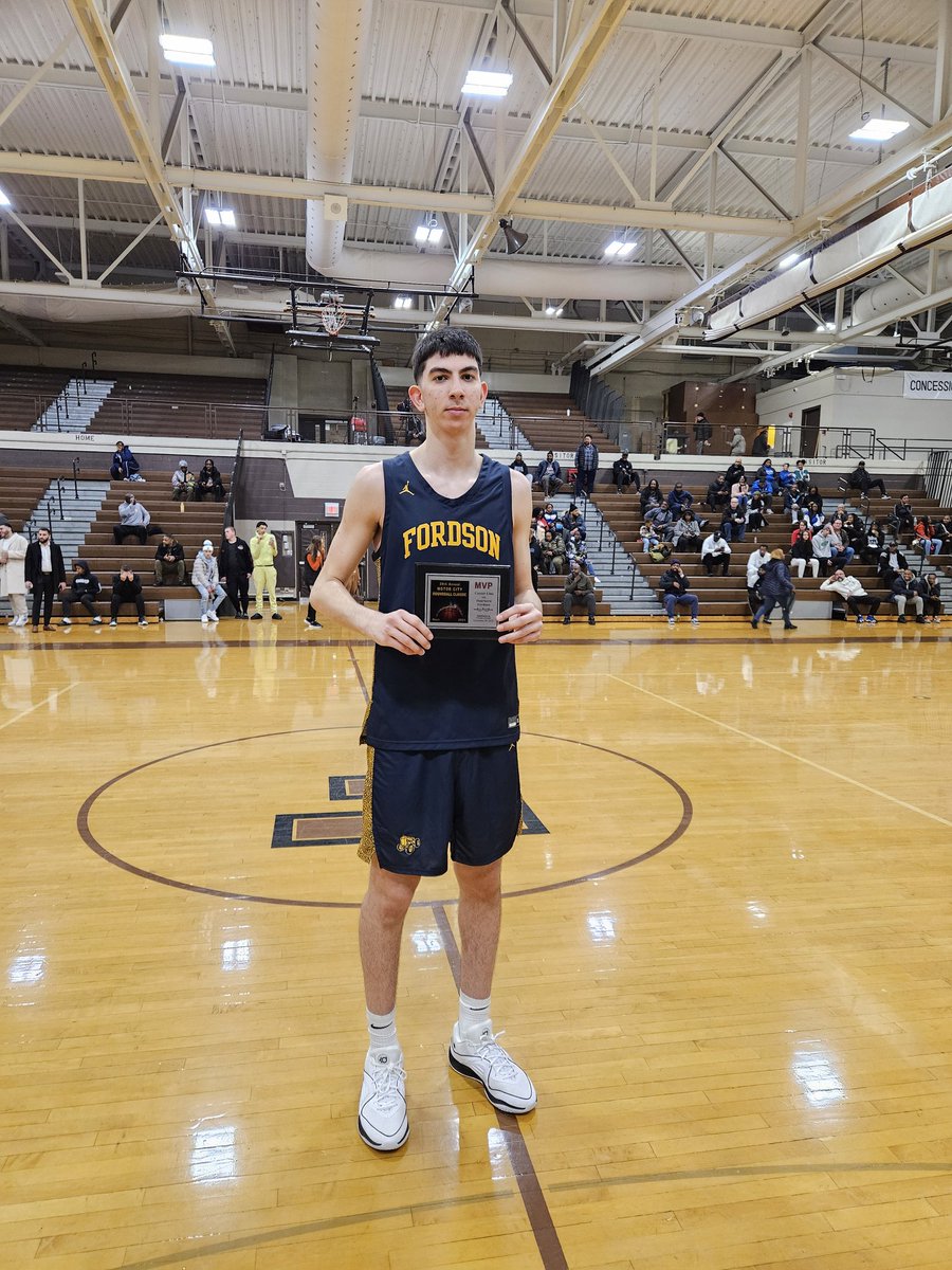 scoopIPS's tweet photo. Dearborn Fordson stays undefeated w/ a 44-31 win over Center Line. 

MVP: 2024 c Mohammad Habhab (Central Michigan) led Fordson w/ 14 points, 16 boards, and 6 blocks.

#28MCRC

@MCRoundball https://t.co/sKBgOIPDmx